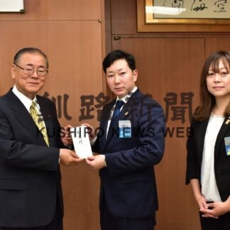 祈りの火維持費に１５万１３８２円を寄付　根室ＪＣ【根室】(2023-11-11)