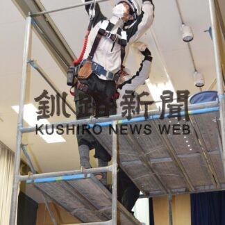 鳥取小体育館で照明交換や清掃　サンエス電気通信【釧路市】(2023-11-16)