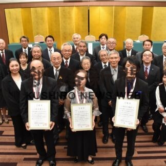 大友さん、杉本さん、ヒートボイス祝福　釧新郷土芸術賞贈呈式【釧路市】(2023-11-24)