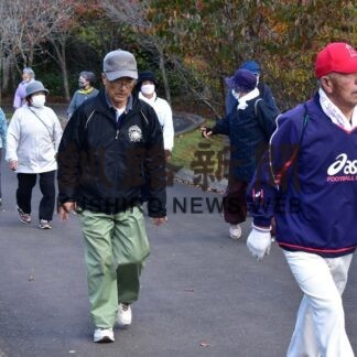 市老連健康ウオーキング　７６人爽やかな汗【根室】(2023-11-06)