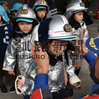 園児たちが消防活動体験【羅臼】(2023-11-10)