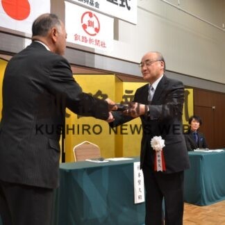 たゆまぬ精進 貢献たたえる　釧新郷土芸術賞贈呈式【釧路市】_3(2023-11-26)
