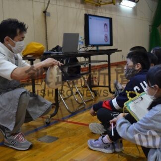 仕事内容に児童真剣　青葉小で出前授業【釧路市】(2023-12-01)