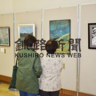 絵画や写真 市民の力作並ぶ　市文化祭の総合展覧会【根室】(2023-11-04)