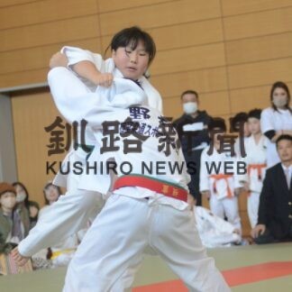 Ｖ目指し熱い攻防　柔道小学生市長杯兼防犯大会(2023-11-07)