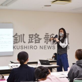 「正しく靴履くこと大切」　養護教諭らに足育講演会【釧路市】(2023-12-08)