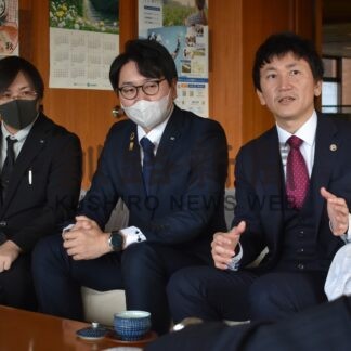 中標津ＪＣ来年度理事長予定者ら西村町長にあいさつ　【中標津】(2023-12-17)