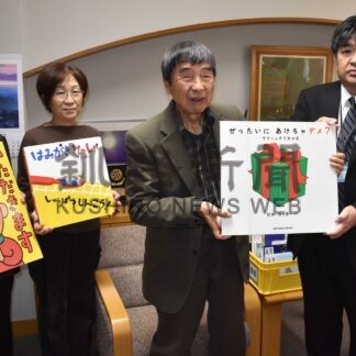 児童図書など７６冊、町図書館に寄贈　読書サークル東雲【別海】(2023-12-16)