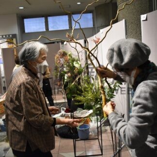 Ｘマスや正月　いけばなで彩り　草月流釧路会【釧路市】(2023-12-09)