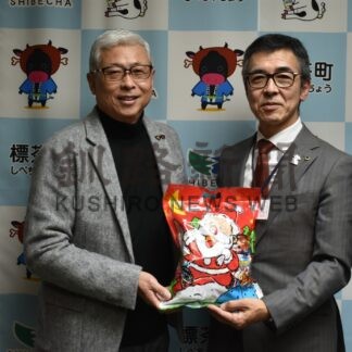 インスメタルが駄菓子詰め合わせ寄贈　町内全園児にＸマスプレゼント【標茶】(2023-12-16)