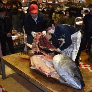 マグロさばき 豪快に　東武で解体実演販売【中標津】(2023-12-31)