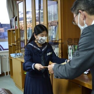 近藤さん、税務署長賞　共栄中で税の標語表彰式【釧路市】(2023-12-16)