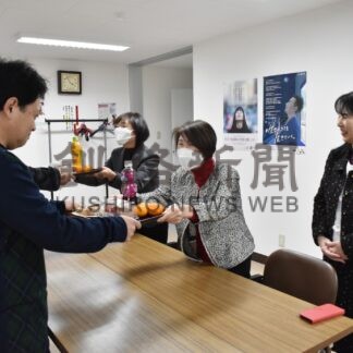 更生保護女性会、慈徳会にＸマスプレゼント【釧路市】(2023-12-25)