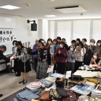 慈善バザー売上金寄付　釧路更生保護女性会が市社協と共同募金委へ【釧路市】(2023-12-12)