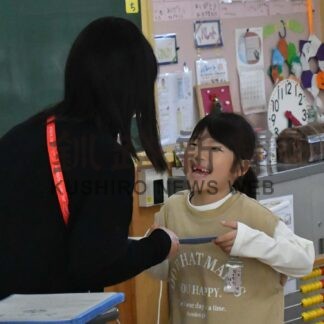 待ってた冬休み　小中学校で終業式【釧路市】(2023-12-26)