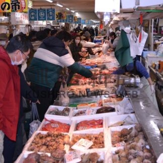 買い物客でにぎわい　釧路和商市場、新鮮な魚介類並ぶ【釧路市】(2023-12-31)