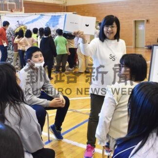 絵本朗読、演奏楽しむ　釧路のグループ、阿寒小で芸術活動【釧路市】(2023-12-04)