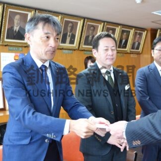 市に児童図書寄贈　萬木建設【釧路市】(2023-12-15)