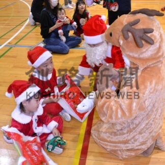 サンタとトナカイが贈り物　子育てサポートが交流会【釧路市】(2023-12-10)