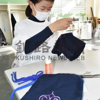 アイヌ文様刺しゅうに挑戦　和琴小児童が文化体験【弟子屈】(2023-12-20)