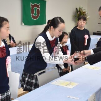 文化、スポーツ功労者たたえ　町が９個人１団体表彰【別海】(2023-12-10)