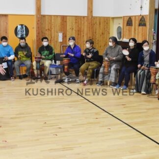 打楽器即興演奏に笑顔　みずならの会がふれあいの集い【別海】(2023-12-04)