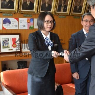 交通災害遺児福祉へ10万円寄付　田中組道東支店【釧路市】(2023-12-28)