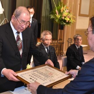 田中さんら自治功労賞　標津町表彰式【標津】(2023-12-17)