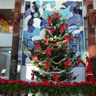 釧路空港ロビーにＸマスツリー設置【釧路市】(2023-12-02)
