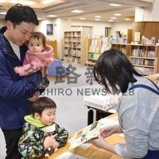 縫いぐるみがお泊まり　町図書館で人気イベント【別海】(2023-12-24)