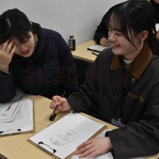 犯人特定の手掛かりに　道警釧本が捜査用似顔絵の講習会【釧路市】(2023-12-14)