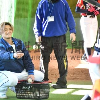 故郷の小学生にプロの技　西武・佐藤選手（厚岸出身）が野球教室【厚岸】(2023-12-31)