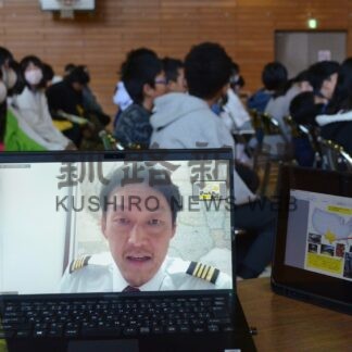 「空港の仕事 仲間大切」　清明小でＪＡＬ航空教室【釧路市】(2023-12-21)