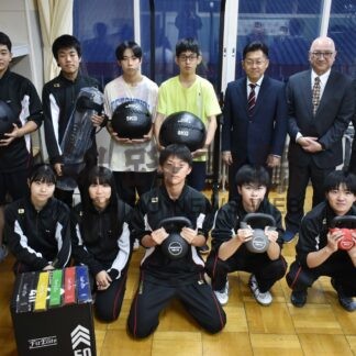 宮田電気、弟子屈高にトレーニング器具寄贈【弟子屈】(2023-12-12)