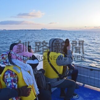 初日の出に感激　船上で新年幕開け祝う【釧路市】(2024-01-03)