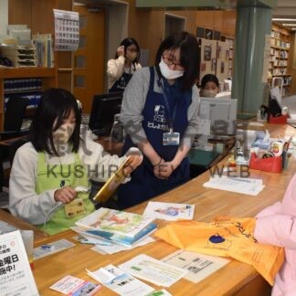 小中学生が一日司書に　別海町図書館で業務体験【別海】(2024-01-15)