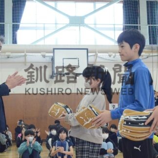 釧路の小学校にも大谷選手グローブ届く【釧路市】(2024-01-23)