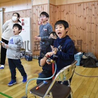 ストローロケット、迫力に児童ら歓声　鶴野小で実験教室【釧路市】(2024-01-30)