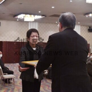 小畑さんに大臣表彰　釧路市民生児童協が新年交礼会で伝達【釧路市】(2024-01-07)