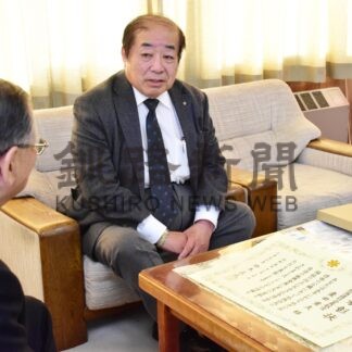 根室市議の壷田氏、道社会貢献賞報告【根室】(2024-01-17)