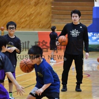 レバンガから技術学ぶ　道東初、バスケキャンプ【釧路町】(2024-01-14)