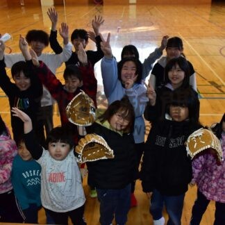 【未編集】Ｈ・教育　（改訂）釧路町、昆布森小にグローブ【釧路町】(2024-01-17)