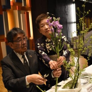 各流派会委員一堂に初生け　釧路華道協会の新年会【釧路市】(2024-01-07)