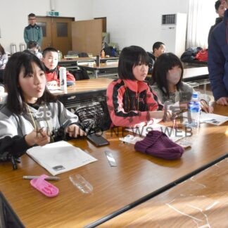 自然の不思議学ぶ　釧路湿原でツアー　鳥取、清明小児童【釧路市】(2024-01-22)