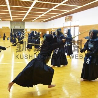 竹刀振るい飛躍誓う　初稽古と鏡開き　全釧路剣道連盟【釧路市】(2024-01-08)