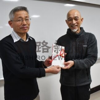 手話の会へ１０万円を寄付　釧路卓球協会【釧路市】(2024-01-14)