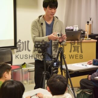 動物写真撮影のこつは　白糠町在住カメラマンの六田氏、小学生などに紹介　釧路市こども遊学館【釧路市】(2024-01-15)