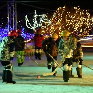 ウィンターパーク開幕　イルミ点灯、長靴ホッケーも【釧路市】(2024-01-21)