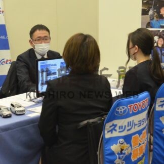 未来の職場 熱心に質問　合同企業説明会【釧路市】(2024-01-28)