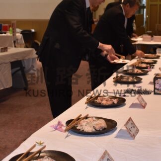 川畑さん（標津在住）初の大賞　新春鮭飯寿し大試食会【標津】(2024-01-14)